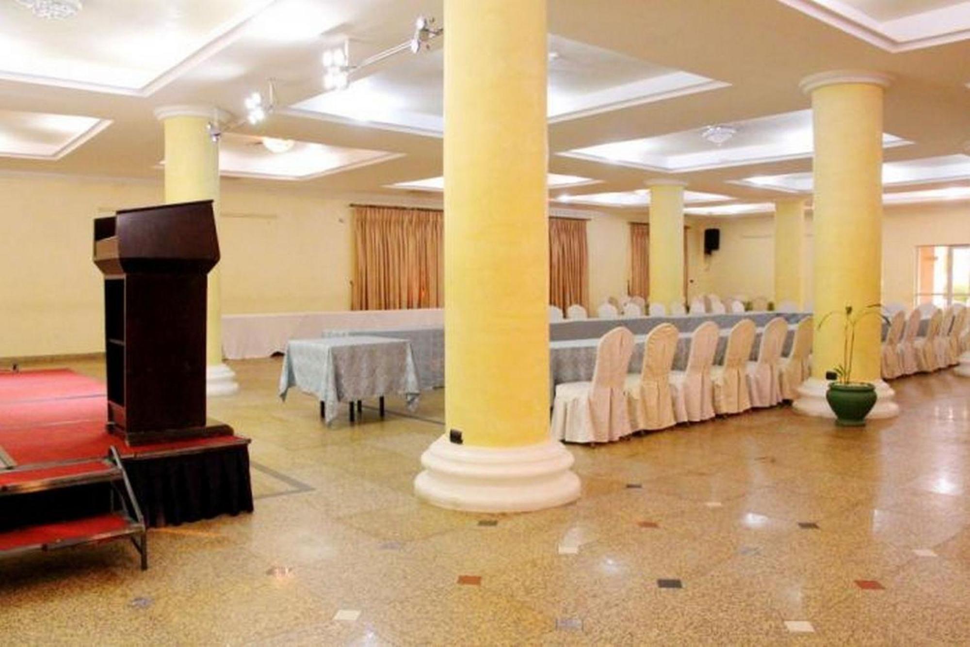 Room In Lodge - The Chelsea Hotel Abuja Exterior photo